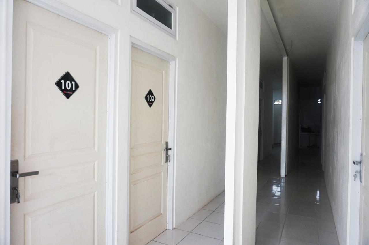 Reddoorz @ Jalan Tanjung Blitar Hotel Luaran gambar